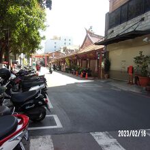 右手の奥に関帝廟が見れます。