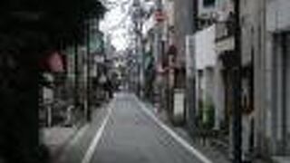 お手ごろな飲食店が並ぶ