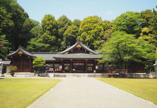 広い境内の神社