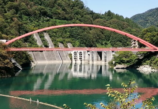 白いダムと赤い橋