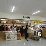 くまモンデザインのお菓子が一杯の御土産ショップ