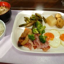 朝食、ご飯とウドの炒めがとても美味しい