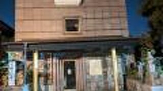 一見しても、案内板を読んでも、よくわからない建物です。