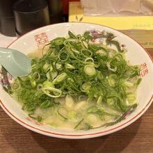 ねぎ増しこってり細麺を注文。あっさりや麺の太さも選べます。