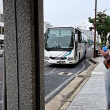 高速バス。新しい車体で、席も設備もとても良かった