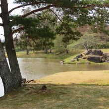 池を配した庭園周りを歩いてみました