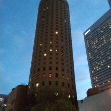 円形の３０階建てのビル