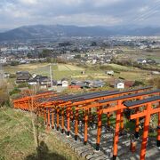 朱色の鳥居が見事です