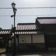 明治時代に建てられた商家の家屋を保存している