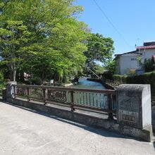岩出山駅近くの来迎寺橋そばには…、