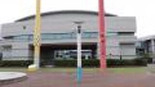 堀川沿いにある広い白鳥公園の北寄りに