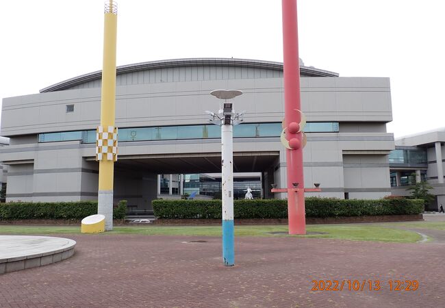 堀川沿いにある広い白鳥公園の北寄りに