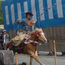 すごい早さで疾走します