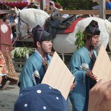 始まる前に西鳥居下に集まります、これは的です