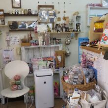 小さいお店ですが、売り物の雑貨もたくさん。