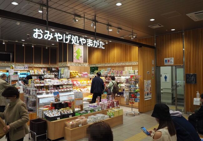 山形駅構内のお土産店