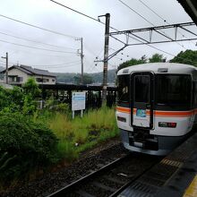 入山瀬駅を通過する特急