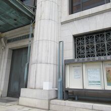 早朝の正面入り口