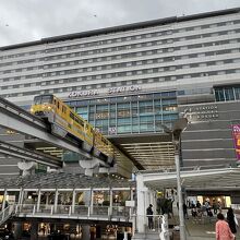 ターミナルからモノレールが飛び出しているように見えます。