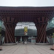 金沢駅前の木製モニュメント。インパクトは大きい。