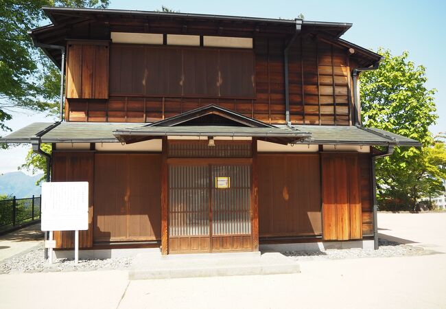 休館日で残念。