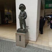 横浜駅の前に立つ少年像