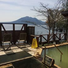 支笏湖の温泉越しに見る