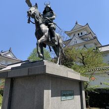 １６００年代の城主、戸田氏の銅像