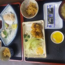 食べたお料理です。二人で2千円以内でした。現金支払いのみ。