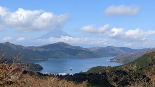 箱根の代表的な観光地。大観山からの眺めも海賊船からの眺めも良かった。富士山も見える