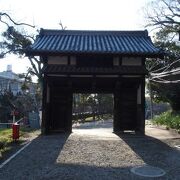 名島城から移築された貴重な門