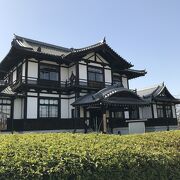 今井町の南東に位置する建物で、奈良県の指定文化財となっている。