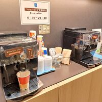 ロビーにある無料のコーヒーマシーン