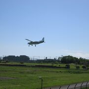 大迫力の飛行機の離着陸を見ることができます