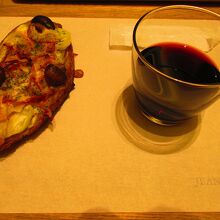 ベーコンとトリュフのパン￥484　グラス赤ワイン￥550