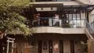 三角形の社殿です