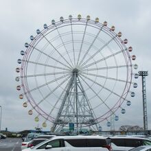 下り線の大観覧車が遠くからも見えます