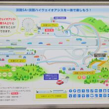 サービスエリアの上下線とハイウェイオアシスと広大な敷地です