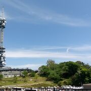 青空にそびえる電波塔