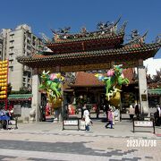 台北の観光地として有名です。東京の浅草寺のようです。