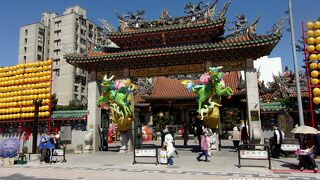 台北の観光地として有名です。東京の浅草寺のようです。