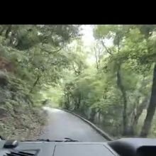 狭くて急で細い山道です