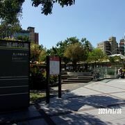公園内に地下鉄の龍山寺駅のホームへの出入り口があります。