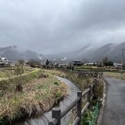 川沿いに散策コースがある