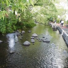 水辺の遊歩道