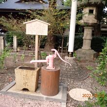 水みくじの手押しポンプ