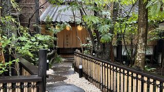 温泉街があり賑やか