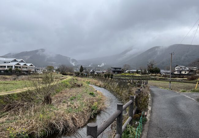 川沿いに散策コースがある