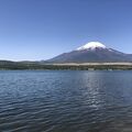 山中湖越しの雄大な富士山が見られます