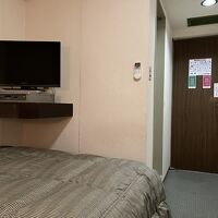 ベッドの足下の棚にテレビが設置されています。足をぶつけました